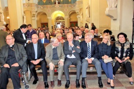 Pirmoje eilėje iš kairės: kun. T. Šernas, kun. G. Vitkus, prof. V. Landsbergis, G. Burbulis, V. Ušackas, jo žmona Loreta, G. Burbulio žmona Nadežda. Juozo Dingelio nuotrauka